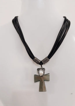 Conjunto Em Fio Preto e Lindo Pingente de Cruz Em Pedra Natural. DESCRIÇÃO DO PRODUTO:Marca: FEITO A MÃO BIJUTERIAS FINASMateriais: fio preto encerado, metais no banho grafite e... 