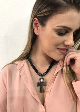 Conjunto Em Fio Preto e Lindo Pingente de Cruz Em Pedra Natural. DESCRIÇÃO DO PRODUTO:Marca: FEITO A MÃO BIJUTERIAS FINASMateriais: fio preto encerado, metais no banho grafite e... 