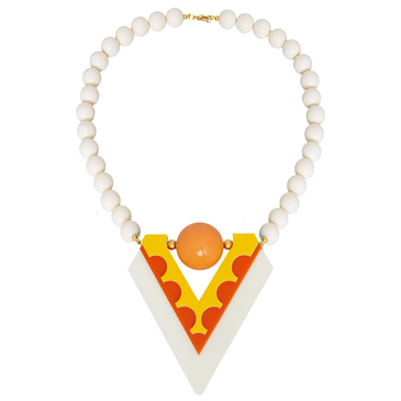   Colar Louise folheado a ouro 18k, com pingente triangular vazado, bola de resina e corrente de bolas de resinas off white. Comprimento colar: 20x20cm... 