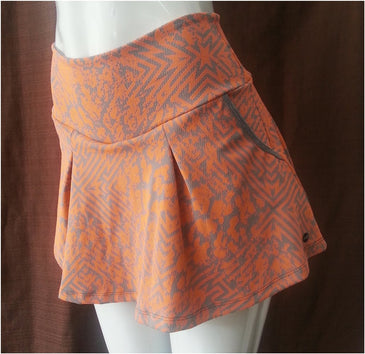 Short Saia com cós médio e um comprimento que proporciona segurança na hora de malhar, modelo possui bolsos trazendo mas comodidade para carregar chaves, celular, dinheiro,... 