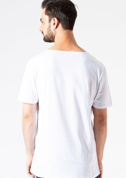 Camiseta 100% algodão com caimento ótimo e corte moderno, gola canoa (fio). A KSA apostou em parcerias com artistas de rua - grafiteiros - para... 