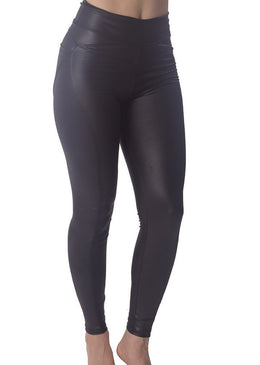 Calça legging montaria em cirrê liso que tem aparência de couro. Tem o toque macio da calça fitness.Possui cós duplo simples. com dois bolsos na... 