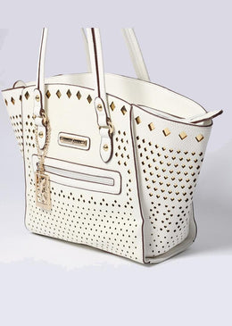 Bolsa feita em material sintético com desenho frontal com corte a laser e fundo dourado.Sofisticada e super fashion, tem fechamento principal em zíper e metais... 