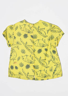 Blusa com fecho nas costas em botãoIndicada para usar no dia a dia.Estampa de pássarosSKU: BLF60Composição: 58% Algodão 42% Viscose Forro: 100% Algodão TABELA DE EQUIVALÊNCIA... 