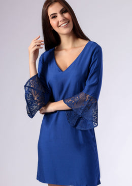 Vestido em viscose com mangas com detalhes em renda, modelagem ampla com ótimo caimento, um look super sofisticado para você arrasar !Tabela de medidas aproximada;... 