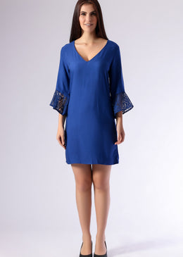 Vestido em viscose com mangas com detalhes em renda, modelagem ampla com ótimo caimento, um look super sofisticado para você arrasar !Tabela de medidas aproximada;... 