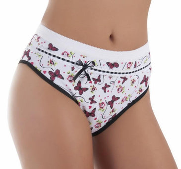 Calcinha confeccionada em cotton estampado, com enfeite rendado na frente e elástico bornel na cintura, possui laço duplo de cetim. Este modelo tem o cós... 