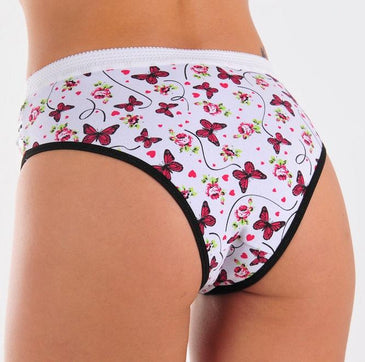 Calcinha confeccionada em cotton estampado, com enfeite rendado na frente e elástico bornel na cintura, possui laço duplo de cetim. Este modelo tem o cós... 