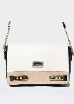 Bolsa tiracolo, com detalhes branco e dourado na parte frontal da bolsa  e com correntes na alça. Confeccionadas em couro sintético da melhor qualidade, acabamento impecável, Tamanho... 