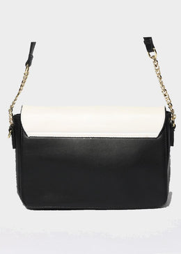 Bolsa tiracolo, com detalhes branco e dourado na parte frontal da bolsa  e com correntes na alça. Confeccionadas em couro sintético da melhor qualidade, acabamento impecável, Tamanho... 