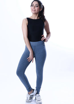 Calça legging suplex confeccionada com tecido de poliamida texturizado a ar.Possui também um pequeno bolso no cós para guardar pequenos objetos como chave e/ou dinheiro.Veste... 
