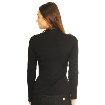 Blusa confeccionada em viscose com elastano. Lisa, com mangas longas, recorte no colo, gola rolê simplificada, acabamento em costura no tom e diversas opções de... 
