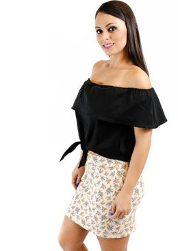 Blusa cropped Adamas de bengaline, com babado e amarração na frente, na cor preta. Linda blusinha pode ser usada em qualquer look, desde o mais chique até... 