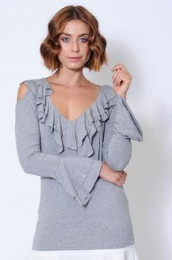Blusa com babado duplo na manga e gola, recorte no ombro e manga longa. Blusa linda e charmosa para os dias mais frios. O babado... 