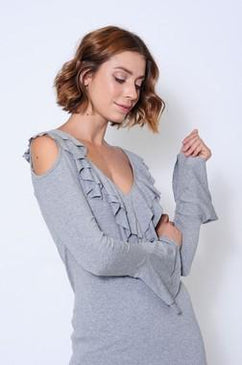 Blusa com babado duplo na manga e gola, recorte no ombro e manga longa. Blusa linda e charmosa para os dias mais frios. O babado... 