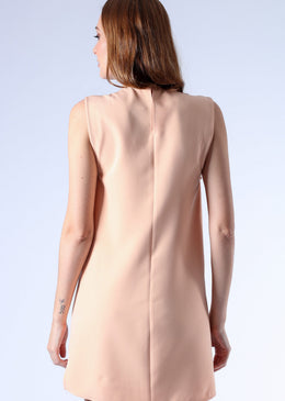   Vestido regata, simples e sofisticado. Com detalhe de flor frontal.   Tecido: Alfaiataria Lavin Composição: 96% POLIÉSTER | 4% ELASTANO  SKU: TH028 Tabela de medidas:BUSTO:... 