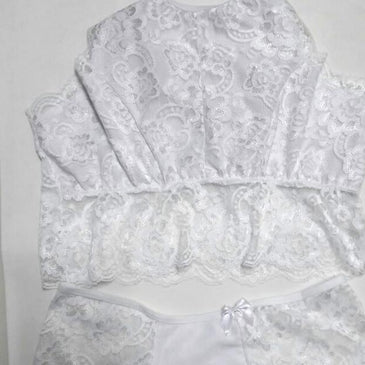Conjunto Cropped Com Renda >Confeccionado em Poliamida >Sem Bojo >Forro em algodão na parte do busto >Com renda >Alças cruzadas nas costas fixas com regulagens >Possui transparencia >Calcinha estilo caleçon>Com renda no... 