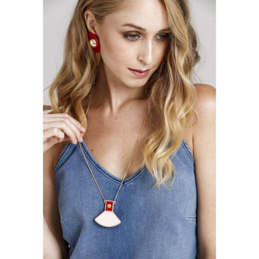   Colar  Avelina, com cordão folheado a ouro 18k e pingente geométrico em acrílico rosa seco e vermelho com cabochão de metal. Comprimento do colar:... 