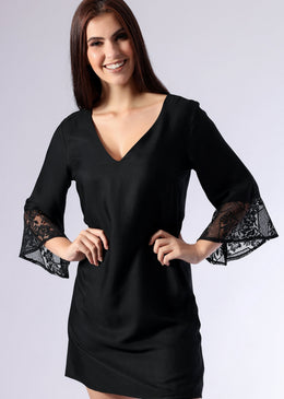 Vestido em viscose com mangas com detalhes em renda, modelagem ampla com ótimo caimento, um look super sofisticado para você arrasar!Tabela de medidas aproximada;  ... 