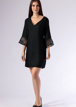 Vestido em viscose com mangas com detalhes em renda, modelagem ampla com ótimo caimento, um look super sofisticado para você arrasar!Tabela de medidas aproximada;  ... 