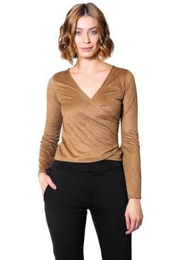 Linda blusa de suede com decote cache coeur e manga longa flare. Blusa super charmosa e confortável para os dias mais frios. O decote cache... 