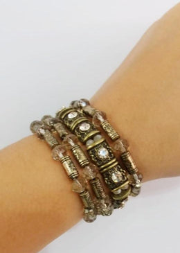 Rustic Pulseira. DESCRIÇÃO DO PRODUTO:Marca: FEITO A MÃO BIJUTERIAS FINASMateriais: pulseira composto de quatro voltas, passadas no silicone, com cristal , metais e peças em abs na  cor... 