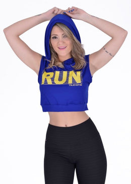 Cropped JUJU confeccionado em Dry fit tecido com micro furos que facilita a transpiração, leve e de secagem rápida.Possui capuz, modelagem soltinha e sem manga.... 