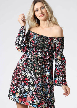 Vestido ombro a ombro com mangas longas e estampa floral. Elástico na parte do busto e mais solto depois da linha do busto. Tabela de medidas: P=... 
