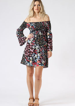 Vestido ombro a ombro com mangas longas e estampa floral. Elástico na parte do busto e mais solto depois da linha do busto. Tabela de medidas: P=... 