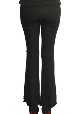 Calça feminina modelo flare confeccionada em tecido Sarja. Lavagem preta, com passantes no cós para melhor ajuste, fechamento com botão e zíper no entremeio, bolsos... 