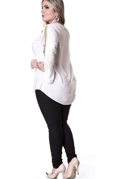 Marca: LepoqueBlusa Plus Size Visco Voil com Tule e RendaComposição do produto: 100% viscoseImportante:- Os acessórios utilizados na produção das fotos não acompanham o produto.  