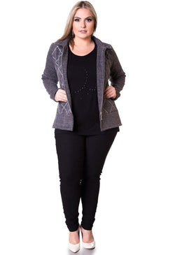 Marca: LepoqueJaqueta Plus Size Moletom Botonê com EstampaComposição do produto: 60% poliéster 40% AlgodãoImportante:- Os acessórios utilizados na produção das fotos não acompanham o produto. 