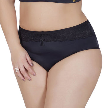 Calçola plus size coleção conforto. Fabricada com modelagem grande. Possui detalhe em renda na frente e um lacinho. Composição: 83%Poliamida, 17%Elastano. 