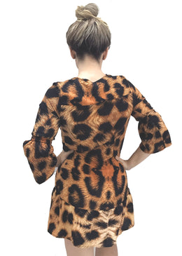 Vestido curto estampa onça manda 3/4, manga flare.-INFORMAÇÕES:Modelo: 6050VestOnçaAmaCor: AmareloLavagem: Somente Lavagem Manual,Não usar alvejante a base de cloro,Temperatura mínima, Passar máximo 110°,Usar hidrocarboneto ou... 