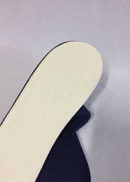 Confortável, quentinho e aconchegante, ideal para o uso em casa e hospitais. Detalhe de recorte vazado na frente e solado antiderrapante. Composição:Tecido 67% poliéster, 33%viscose Solado... 