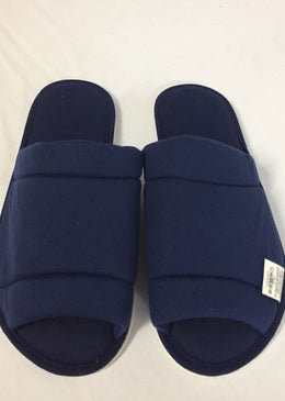 Confortável, quentinho e aconchegante, ideal para o uso em casa e hospitais. Detalhe de recorte vazado na frente e solado antiderrapante. Composição:Tecido 67% poliéster, 33%viscose Solado... 
