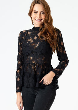Blusa de renda transparente de mangas longas e modelagem peplum após a cintura.Ideal para compor looks para sair a noite. Invista! Tabela de medidas:  P=... 