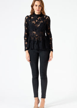 Blusa de renda transparente de mangas longas e modelagem peplum após a cintura.Ideal para compor looks para sair a noite. Invista! Tabela de medidas:  P=... 