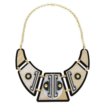 Colar Carlota Multi colorido com acabamento em metais folheado a ouro 18k, com base em trapézio, formas geométricas de acrílico, meia bola de resina e... 