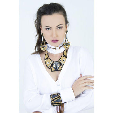 Colar Carlota Multi colorido com acabamento em metais folheado a ouro 18k, com base em trapézio, formas geométricas de acrílico, meia bola de resina e... 