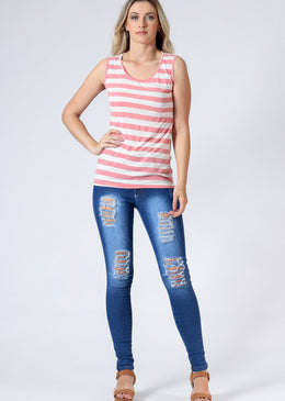 Regata listrada com alças largas em viscose com recorte das costas em renda. Essa regata não pode faltar para compor seus looks no dia-a-dia!Tabela de medidas: P=... 