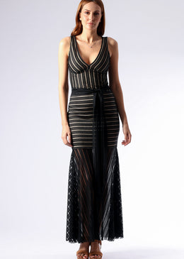   Vestido longo em renda, com faixa para amarração na cintura. Renda super detalhada, com saia estilo sereia. Perfeito para festas elegantes e eventos mais... 