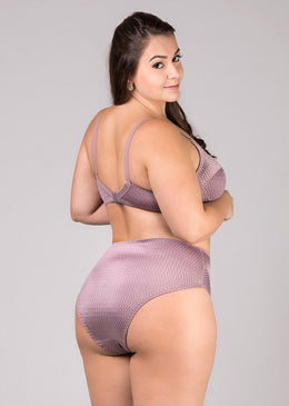 CALÇA ANGELICA ALTA PLUS SIZE. MODELAGEM TRADICIONAL, TIPO CALÇOLA, COM RECORTES FRONTAIS. LYCRA TRABALHADA. ATENÇÃO: O DESENHO DO TECIDO PODE SER DIFERENTE DO DESENHO DA FOTO.  