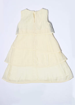 Vestido infantil em viscose com babadinhos e bordados frontal.Fecho em zíper nas costas.Composição:Tecido principal 75% Viscose | 25% Poliamida Detalhe bordado: 50% Algodão | 50% PoliésterForro:... 