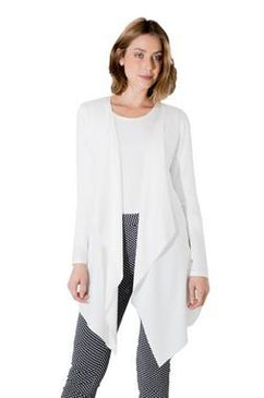 Lindo cardigan assimétrico em viscolycra da coleção Outono/Inverno Adamas. O cardigan é uma peça chave no armário de qualquer mulher. Serve tanto para o verão... 