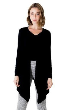 Lindo cardigan assimétrico em viscolycra da coleção Outono/Inverno Adamas. O cardigan é uma peça chave no armário de qualquer mulher. Serve tanto para o verão... 