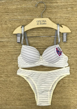 Maravilhoso conjunto teen com bojo e estrutura de espuma, alças reguláveis, colchete regulável, excelente modelagem para as adolescentes. Tecido de microfibra com brilho prateado nas... 