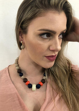 Conjunto Brinco E Colar De Bola Color DESCRIÇÃO DO PRODUTO:Marca: FEITO A MÃO BIJUTERIAS FINASMateriais: bolas em abs nas cores marrom, azul marinho, laranja e bege. Acompanha brinco... 