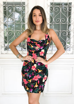 Vestido feminino frente única, construído em tecido macio. Decote em V com top de bojo que acompanha o vestido. Ideal para dias quentes!composição:100% Viscose 