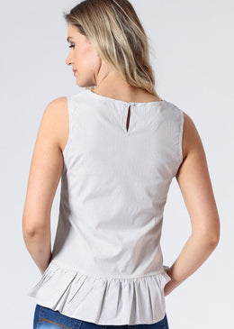 Blusa listrada com tecido de camisaria e babados na barra. Essencial para compor looks no dia-a-dia. Tabela de medidas: P= 36M= 38G= 40GG= 42Composição: 55% Algodão42% Poliéster3% Elastano 